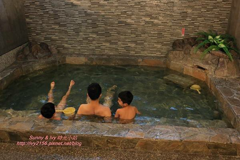 【宜蘭旅遊】礁溪泡湯趣 - 春水笈溫泉湯屋。可游自由式的超大家庭湯池，重點還24小時營業ㄋㄟ！