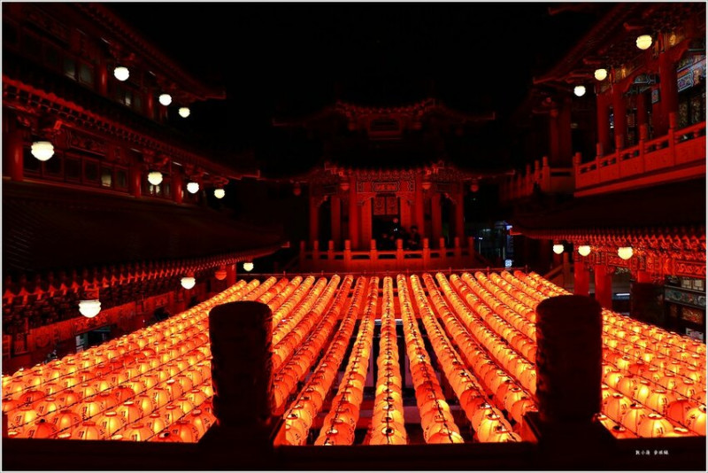 【高雄】三鳳宮‧350年悠久歷史，火紅燈籠海，莊嚴寧靜的道教廟宇