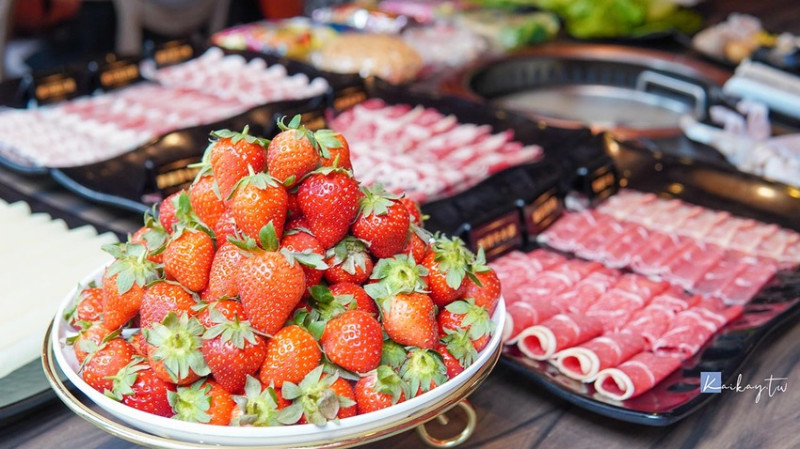 草莓吃到飽太狂惹！和牛吃到飽不用千元，辛巴適麻辣鍋台北1號店最新優惠