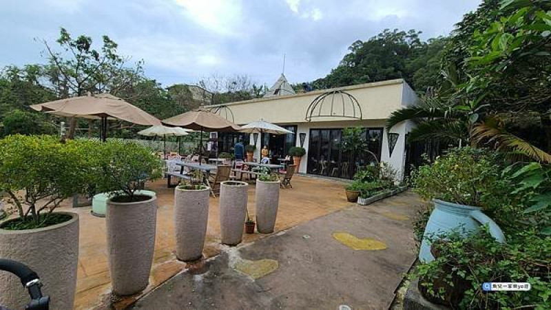 【新北遊記】三芝／小馬貝菈-Ezi森活｜親子寵物友善景觀餐廳｜體驗餵小馬還有裝置藝術草坪好跑跳好拍照！飯後還能賞櫻及體驗拔蘿蔔好充實！