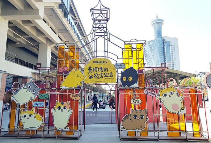 臺中驛轉角派對。黃阿瑪的後宮生活、好想兔、ㄇㄚˊ幾、無所事事小海豹，一起來鐵道春遊賞櫻開派對！台中火車站 - 🍎 蘋果話日常🍎