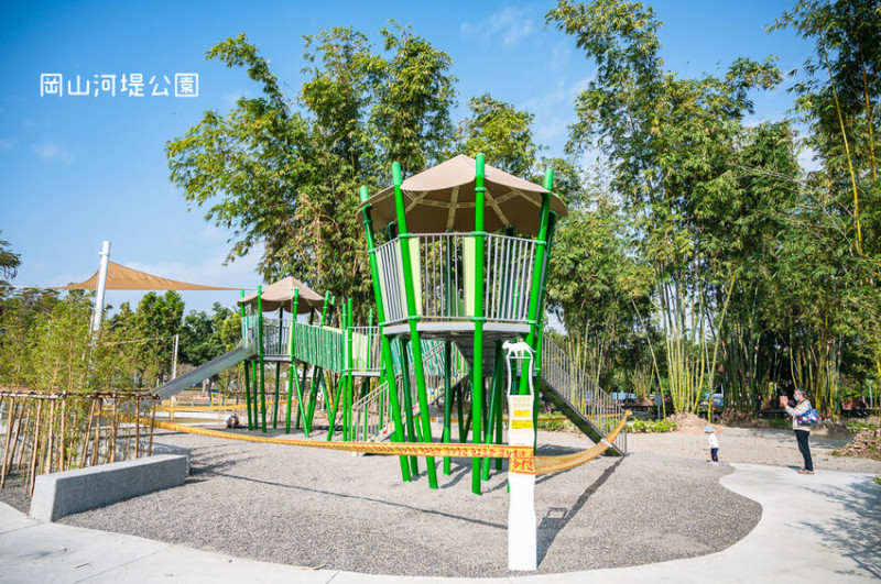 ｜特色公園｜岡山河堤公園遊戲場，全新開放！以竹子為主題特色公園，星空土丘溜滑梯、圓環溜索區讓你當小泰山 - Hallo！I'm 婷兒