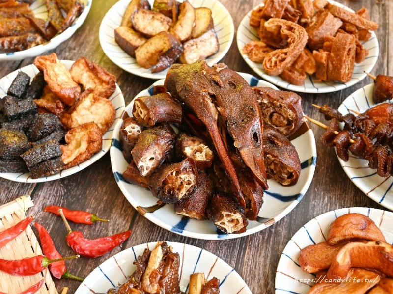 珍東山鴨頭｜不少人心目中第一名的東山鴨頭換店面啦～獨家冷藏櫃保鮮，先滷後炸，好吃不油膩，品項多樣化，人氣招牌豆皮必點！酥脆口感就像餅乾一樣～