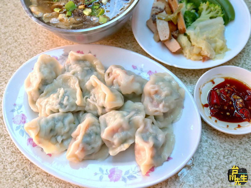台南手工水餃麵店／1人小店趕時間不要來／藏身社區巷弄中飄香40年／沒有在地人帶路保證找不到／料多實在價格超佛心／內用可享小菜免費供應吃到飽／有一種餓叫阿嬤覺得你餓