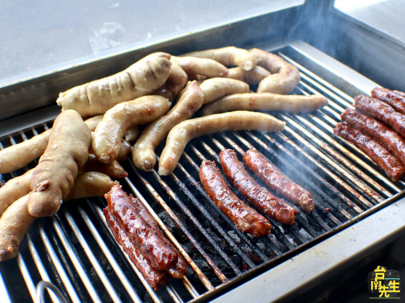 台南大腸包小腸／木炭烘烤飄香30多年／從路邊發財車賣到變店面／天然腸衣手工糯米腸／自家灌製藥膳香腸／在地人從小吃到大