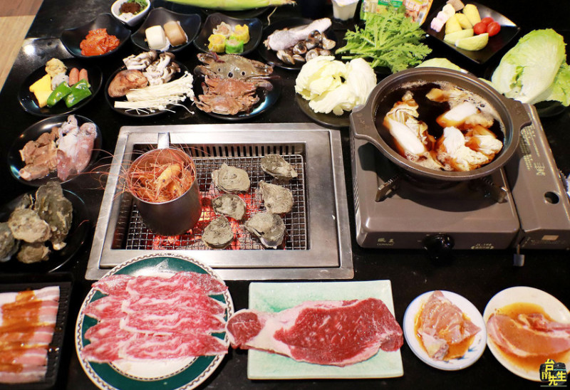 台南炭火燒烤火鍋吃到飽／日本A5短角和牛／新鮮現撈泰國活蝦／原肉現切不用組合肉／獨家特製醬汁不醃漬不用嫩精／店員現烤帶殼鮮蚵／現煎鐵板料理／千元有找CP值超高