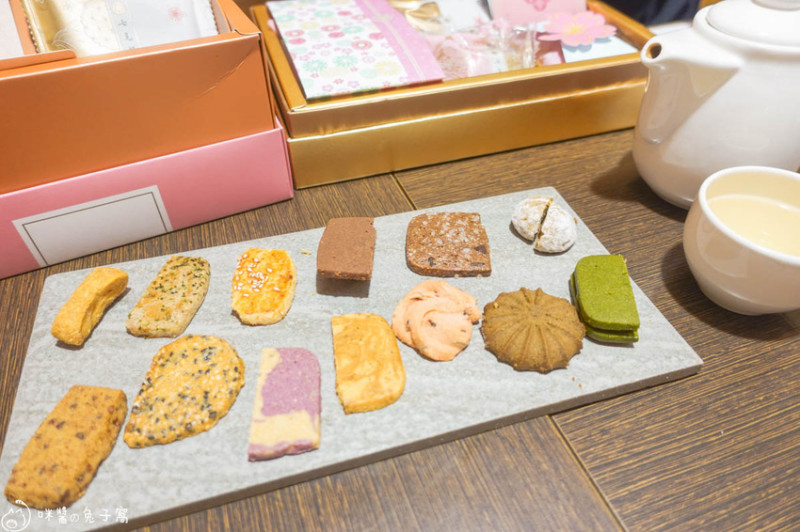 喜餅試吃。七見櫻堂  有超美大正風布包的日式喜餅  還有美味巧克力跟超濃郁抹茶蛋糕