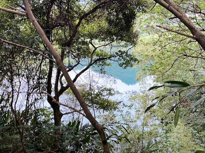 新北新店-濛濛谷｜被遺忘的濛濛湖-碧綠的湖山景色