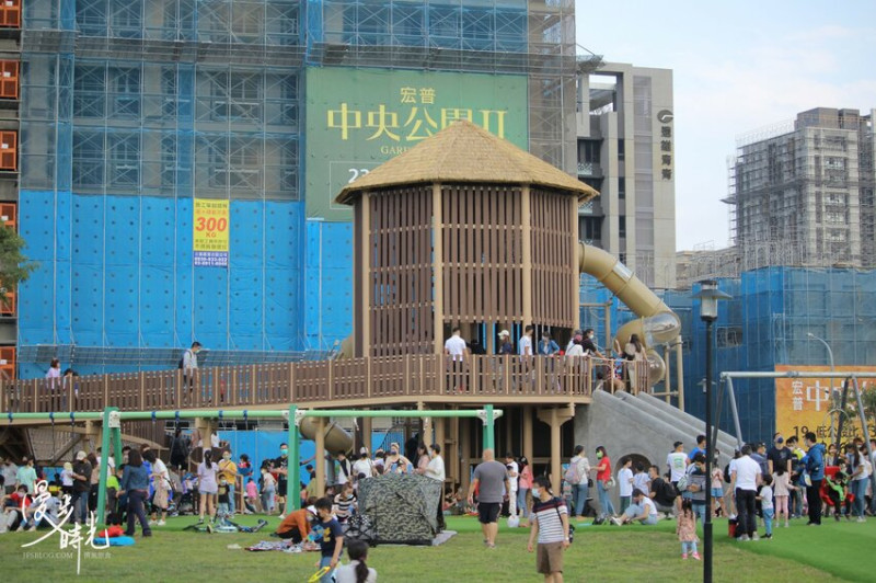 新北景點／新店十四張歷史公園－新景點快蒐藏！超大穀倉溜滑梯、溜繩、戲水區、輪椅盪鞦韆通通有