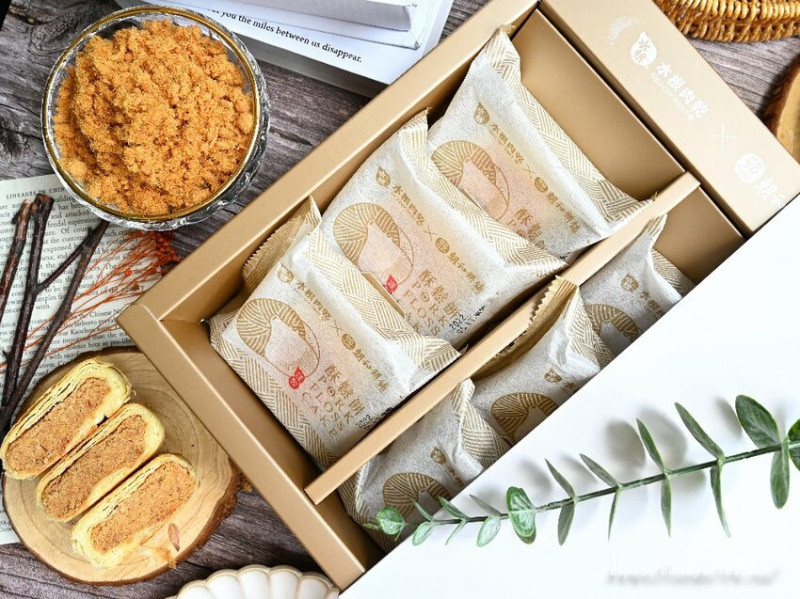 彰化人氣伴手禮水根肉乾聯名朝和餅舖推出酥鬆餅禮盒，千層酥皮香酥脆口，內餡肉鬆多到炸開來！