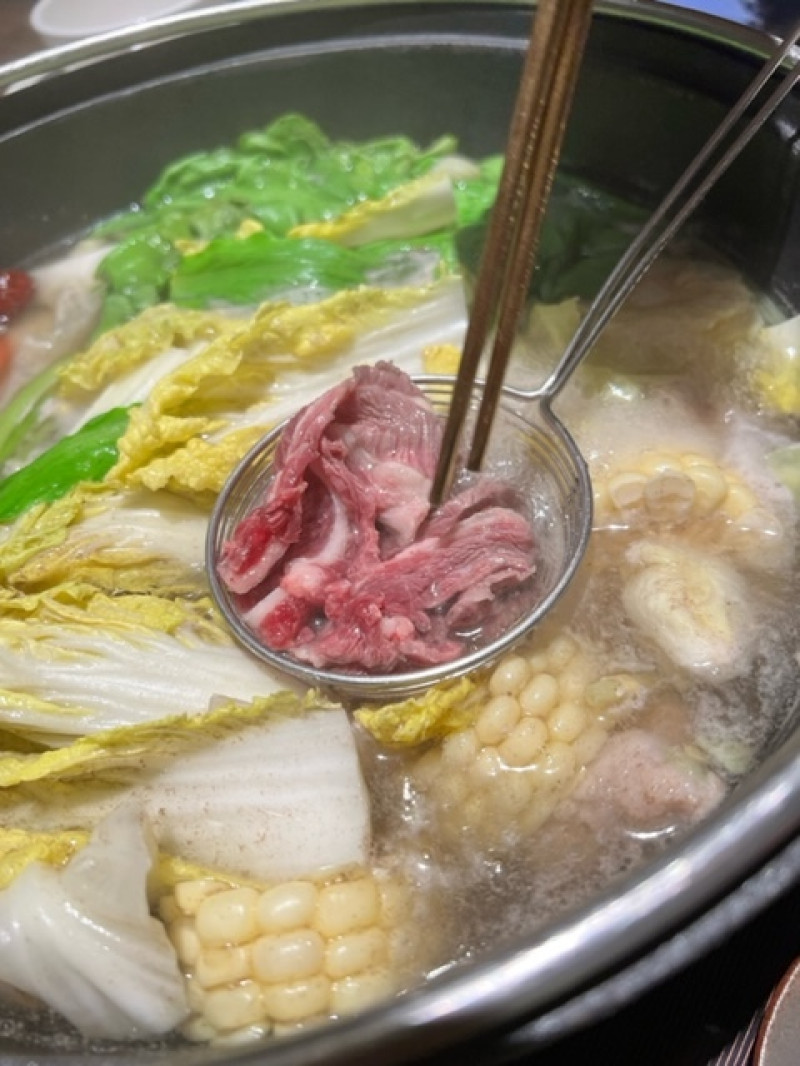 台北火鍋推薦【宣牛溫體牛肉火鍋】中山國中站美食 香菜辣牛肉狠好吃耶!湯頭鮮甜喝不膩!!台北火鍋消夜推薦