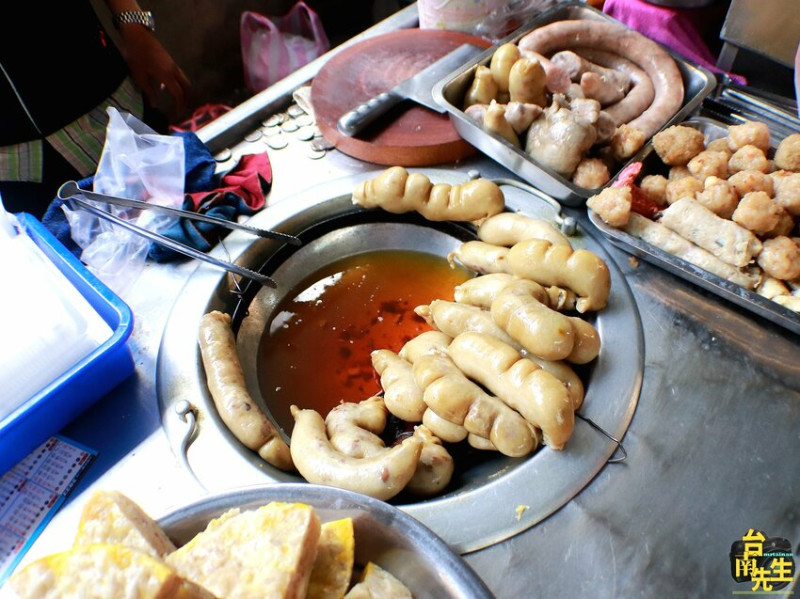 台南香腸熟肉／隱身市場旁小路／無店名無招牌一賣80多年／純手工自製傳統古早味／每日限量晚來吃不到／在地人從小吃到大