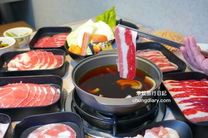 板橋299火鍋吃到飽「牛、豬、雞」五種肉品無限續加，還有免費自助吧...... 