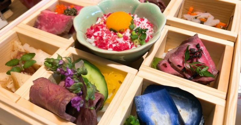 (京都)清水寺週邊必吃美食–高顏值新名物，色彩繽紛牛肉散壽司–おにくのちらし (二寧坂店)