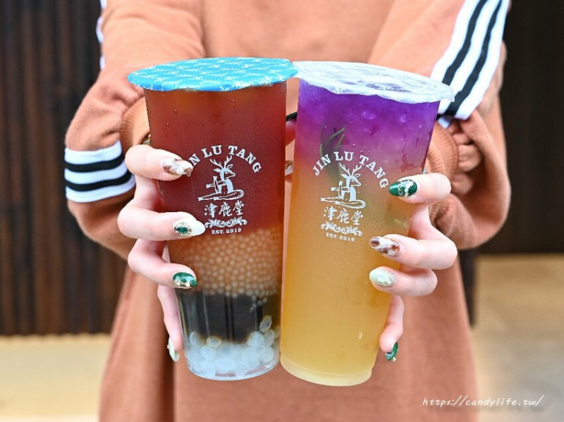 津鹿堂鮮萃茶舖｜台中手沖茶專門店，嚴選高品質台灣茶葉，激推人氣招牌「麝香津鹿紅茶」，帶有獨特麝香葡萄果香，讓人一喝就上癮～