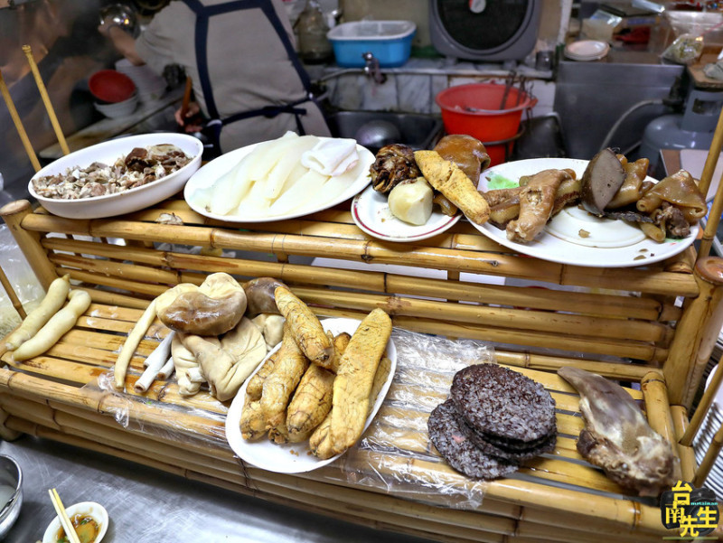 台南香腸熟肉／隱身傳統市場飄香60多年／限量供應晚來吃不到／傳統古早味在地人的早午餐／料多實在佛心價