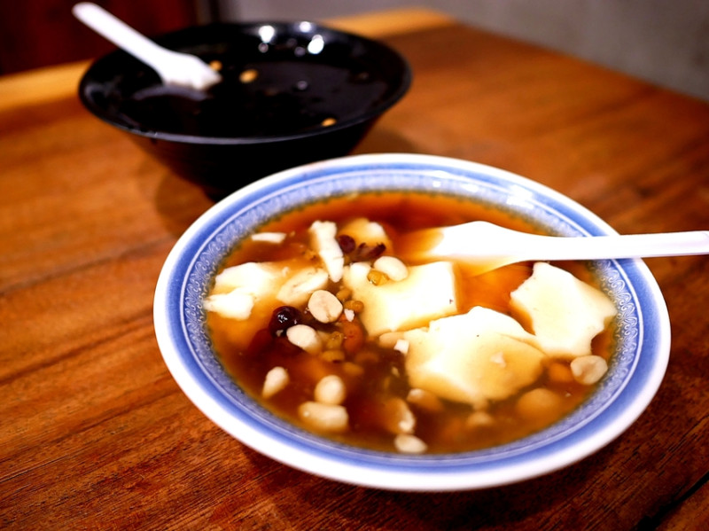 宜蘭羅東古早味「和平豆花」，大份量而且配料選擇豐富，帶有焦香味的豆花綿密不甜膩，花生、紅豆燉煮到軟而不爛很好吃!