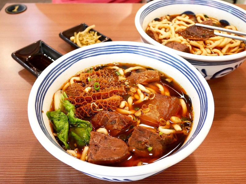 松豪牛肉麵(原大紅袍牛肉麵)-台中南屯牛肉麵，滷到超入味且口感一級棒的牛三寶首推，清燉、川味、麻辣三款湯頭任選