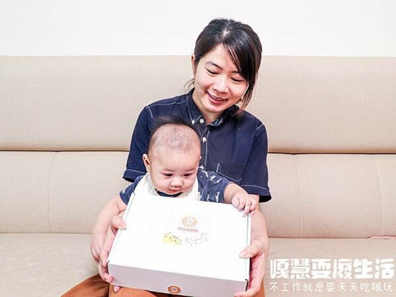 滿四個月丨開箱收涎禮盒丨阿丸甜甜圈丨亮亮已經晉升為口水大王了！古禮收涎儀式