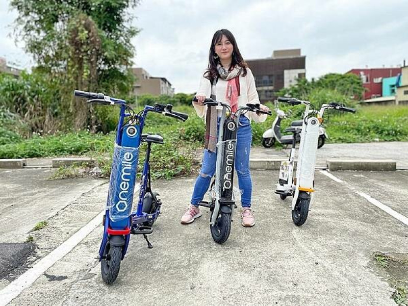 試乘Halo S（光環S）折疊座椅電動滑板車：讓菜籃族代步好輕巧的Onemile電動滑板車，輕鬆奔馳、停車無煩惱的偽電動機車│外型時尚、摺疊易收納、景翔電動車