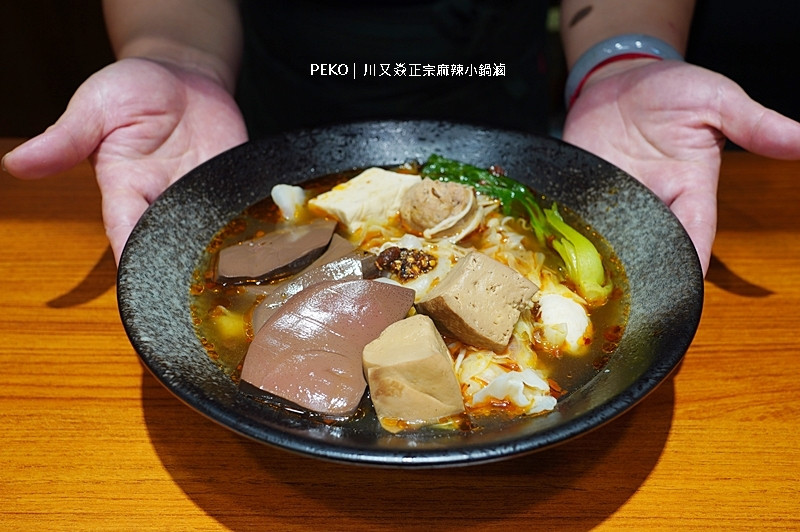 生意好到天天排隊，湯頭媲美火鍋專賣店，必點麻辣鴨血!