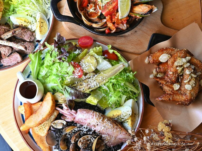 迷路&Elk｜結合早午餐的餐酒館，半夜也吃的到美味早午餐，價格平價，裝潢走網美風，台中求婚場地推薦～