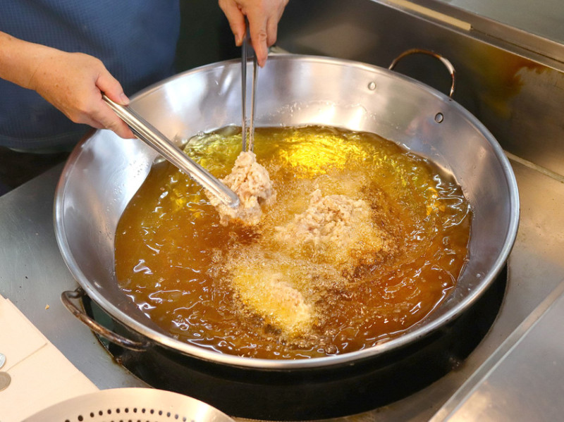 台南香酥雞／台南唯一賣最多產品的加盟店／堅持現點現炸不用回鍋油／生意好到老闆手都沒停過／在地人下午茶就愛這一味／限量供應晚來吃不到