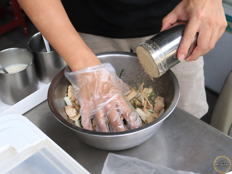 台南鹽水雞／限量供應只賣3.5小時／晚來保證吃不到／嚴選食材採用舒肥低溫烹調／全台南蔬菜種類最多的鹽水雞攤