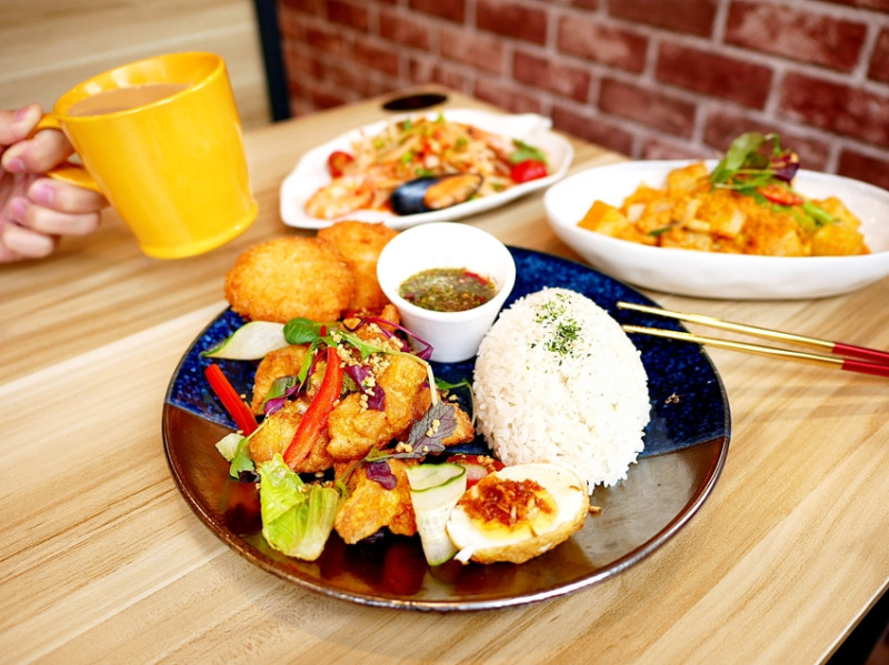 台中泰式料理新開幕，平價個人套餐份量十足，首推濃郁不甜膩的泰奶以及飽滿蝦肉的蝦餅，門口還有一大面美牆超好拍