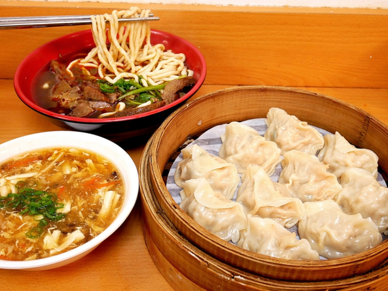 中山站老字號人氣蒸餃，超大size蒸餃直接把蒸籠填滿，躲在巷子內人潮也沒停過~