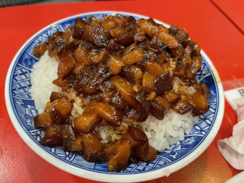 【台北萬華美食】小王煮瓜華西街夜市必訪，米其林必比登連續多年上榜，推薦黑金滷肉飯與蒜泥雞，近50年的好滋味