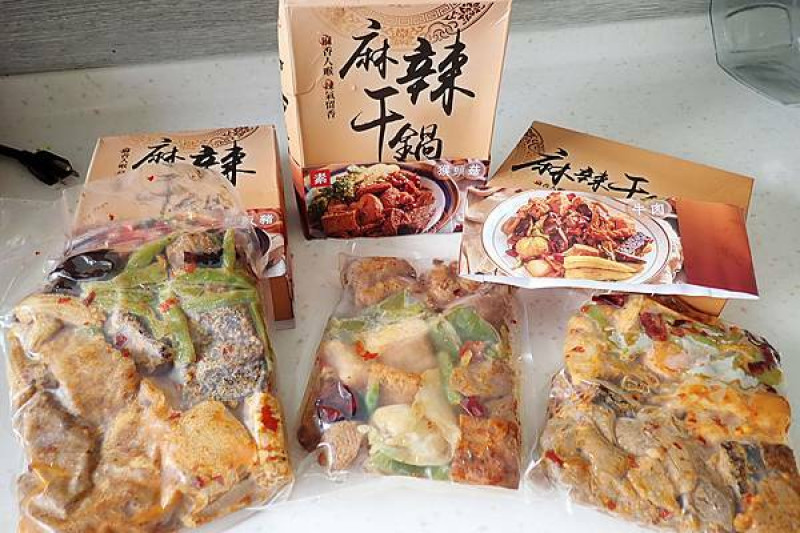 滷台味X家樂福，CP值超高的麻辣干鍋辣滷味-猴頭菇、松阪豬及牛肉口味，聚會、包棟、露營、家庭主婦必備的超方便快速料理包。料理包推薦