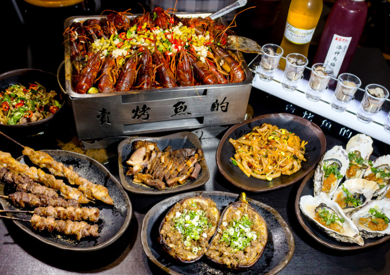 高雄前金︱賣烤魚的　獨家甜辣肥鮮廣西烤魚、南寧老友粉與特色烤串，想擁有美滋滋的夜晚就趕緊預約吧！