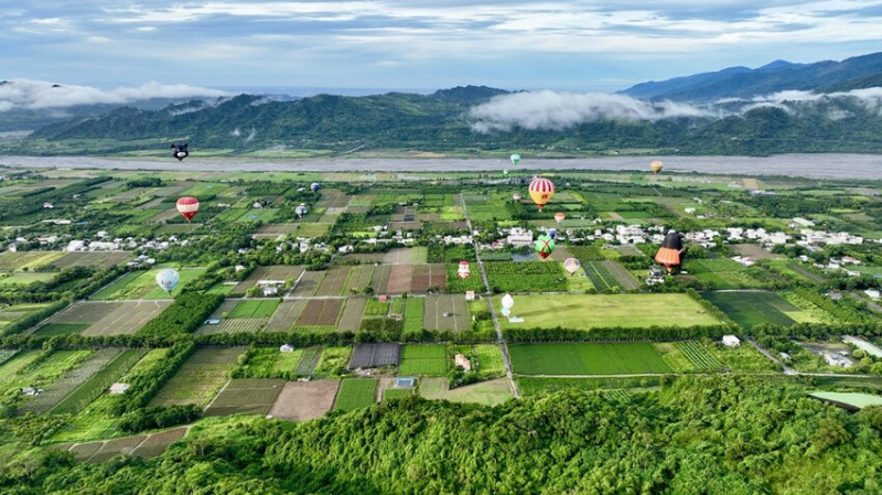 台東。2022臺灣國際熱氣球嘉年華「熱氣球為你加油」首日20顆熱氣球翱翔臺東天際 x 熱氣球票價資訊、交通資訊、光雕秀活動資訊 x 台東住宿、旅遊、一日遊推薦 - 快樂的過每一天