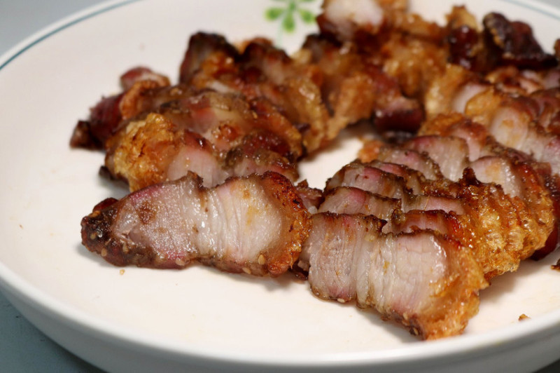 台南脆皮豬肉／隱身黃昏市場內只賣1樣／每日限量100條晚來吃不到／23種辛香料醃製／製作時間長達32小時／使用台灣溫體豬