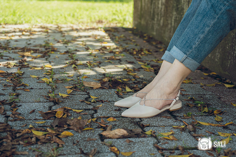 MELROSE 美樂斯｜輕奢別緻晶鑽鏈條後繫帶尖頭低跟鞋​​​​​​​，夏季必備的米色鞋款，修飾腳背線條更顯纖細