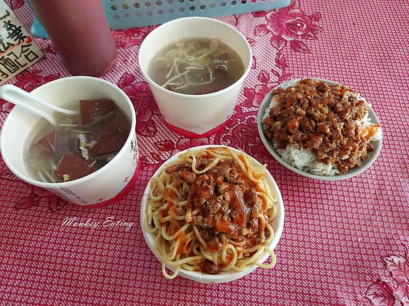 【台中豐原】南陽路炒麵豬血湯｜豐原在地無名人氣早午餐，外帶炒麵人超多，酸菜湯頭清甜好喝