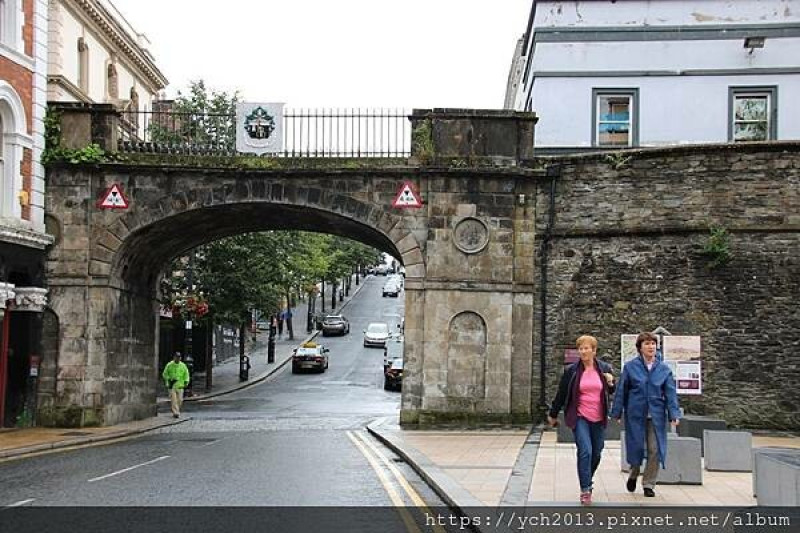 進入英屬北愛爾蘭倫敦德里Londonderry參觀大會堂Guildhall、老城牆與和平橋
