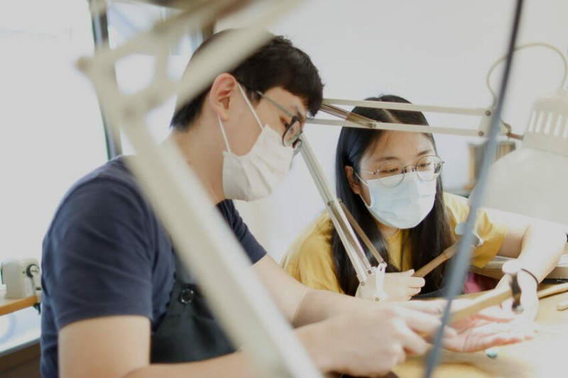 慢學金工實驗室｜新竹一日金工體驗打造出最滿意的金屬作品！享受一次次落槌的敲打後精美的藝術品！手作體驗推薦、金工體驗推薦 - 佛系旅遊筆記