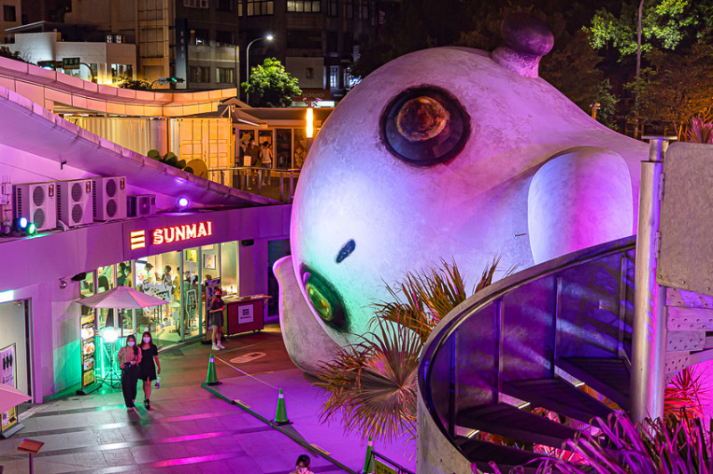 期間限定的超巨大外星怪獸展，這到底是什麼生物拉！萌到翻掉了無敵可愛，夜拍夜景別有一番風味，晚上逛也可以小酌一番，順便用用餐拍拍美照。｜台中西區PARK2草悟廣場