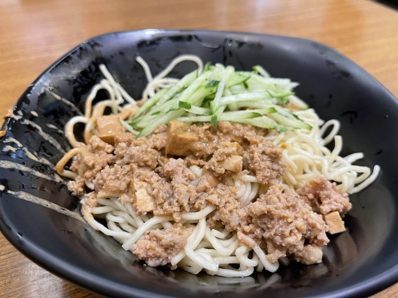 【台北信義區美食】芝香雞肉飯，深夜美食派對後宵夜首選，炸醬涼麵好滋味，超推3合1味噌湯