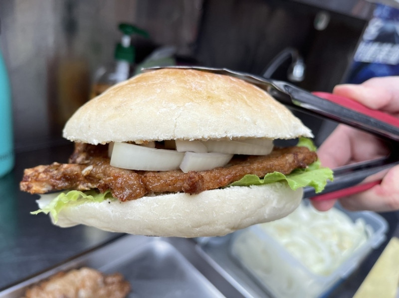 【台中南區美食】忠孝夜市正宗澳門豬扒包，厚度1公分肉排爽咬帶勁，手工麵包保留原味香氣，每日限量供應