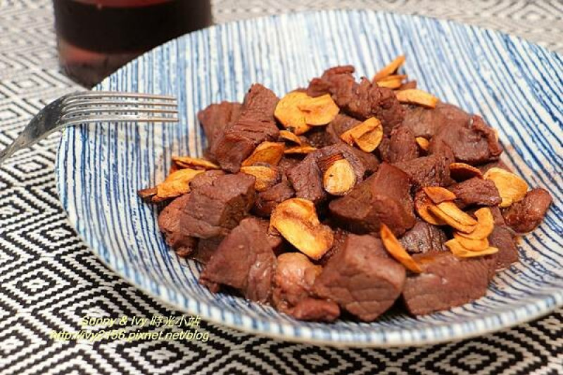 【家常料理】紅酒骰子牛。喝剩的紅酒也能升級做料理