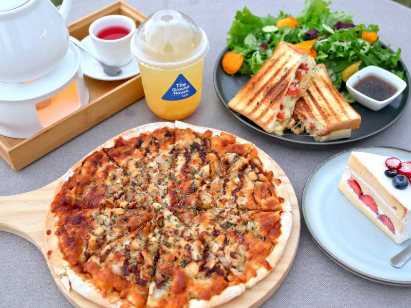 台南異國料理餐酒館／不用出國也能感受度假氛圍／台南少見戶外大草皮／派對求婚聚會包場活動首選／寵物友善空間