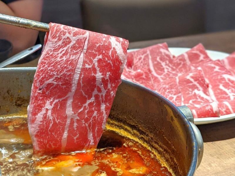上官木桶鍋 萬華旗艦店｜最強日本美國澳洲最高等級和牛一次滿足！必吃夢幻麻辣鴨血！萬華火鍋推薦、萬華餐廳推薦、萬華美食推薦、龍山寺火鍋推薦