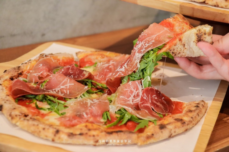 義式拿坡里豹紋披薩餅皮香又Q，每日限量晚來吃不到！