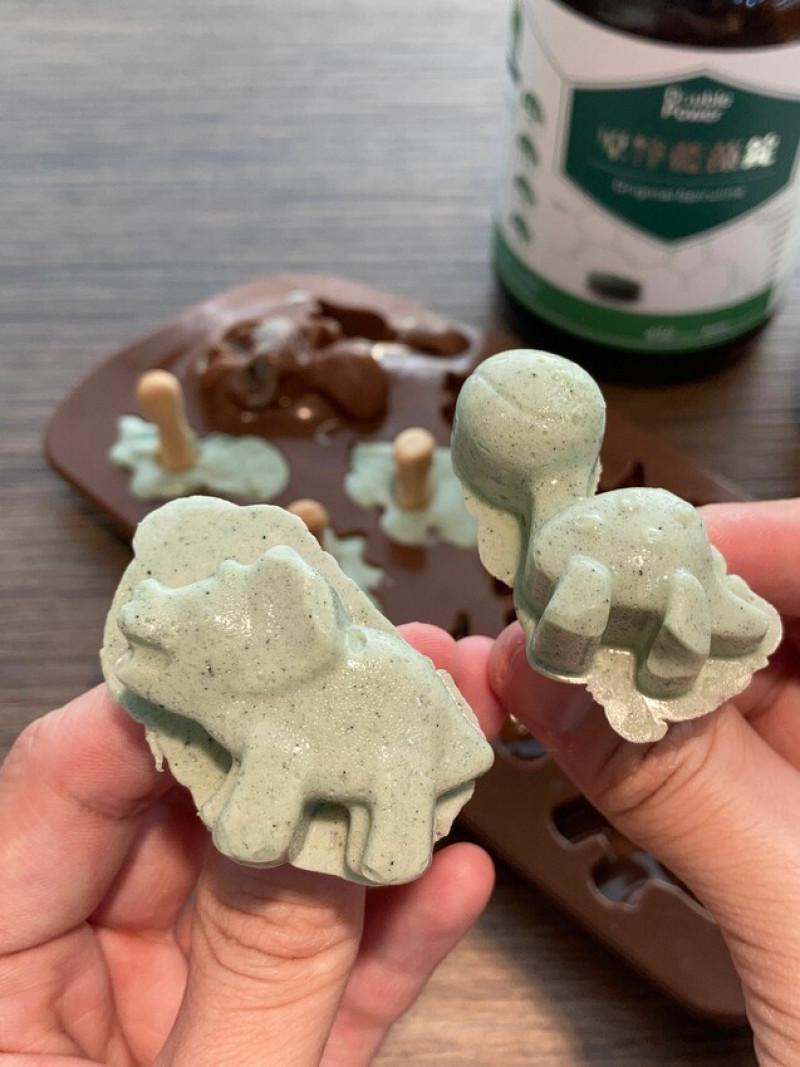 [藍藻創意食譜] #6 藍藻羊奶棒棒糖｜有手就會｜恐龍造型超吸睛｜享受吃糖的同時也吃進去滿滿營養素 - 萍姐愛分享