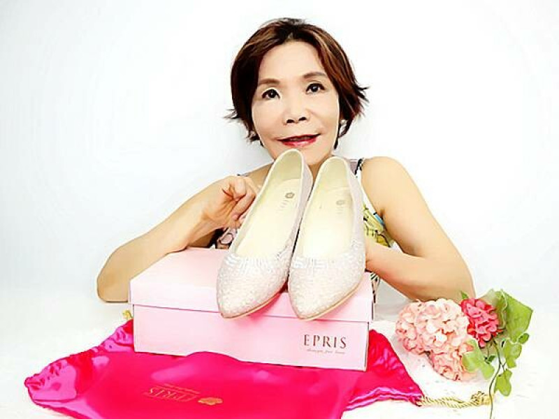 參加婚禮鞋子推薦｜EPRIS艾佩絲手工婚宴鞋｜全台最大MIT手工婚鞋品牌｜波光粼粼珠光漸層色手工婚鞋，讓人愛不釋眼，低跟媽媽鞋淑女鞋，整雙連鞋墊都是真皮，超級無敵舒適好走！