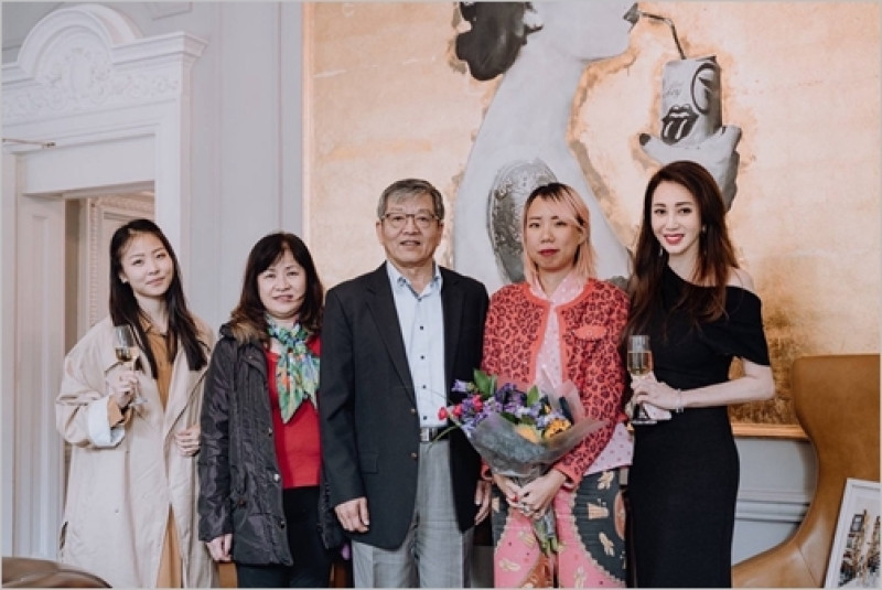 感受織繡畫手起手落的頓挫 施怡妙「脫兔事件」在倫敦