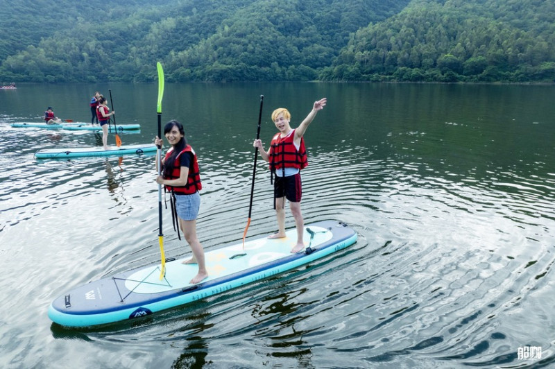 花蓮旅遊。不會游泳也能玩的水上運動──船咖 鯉魚潭SUP立式划槳體驗